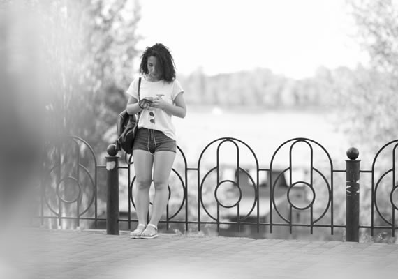 Behoteguy Photo Art  Urban photos in Kiev Ukraine girls at cell phone